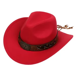 Dettaglio cappello cowboy in feltro rosso con fascia in pelle e fibbia a teschio di toro