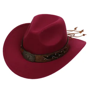 Dettaglio cappello cowboy bordeaux con fascia in cuoio e fibbia metallica a testa di toro