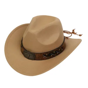 Dettaglio cappello da cowboy con fibbia in metallo a testa di toro e fascia borchiata