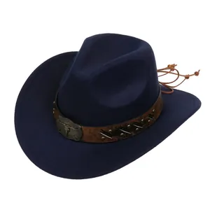 Dettaglio cappello da cowboy con stemma a testa di toro in metallo e fascia in pelle borchiata