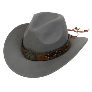 Dettaglio di cappello cowboy grigio in feltro con fascia in pelle e fibbia a teschio