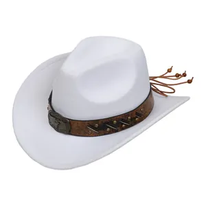 Dettaglio cappello da cowboy bianco con fascia in pelle marrone ed emblema testa di toro