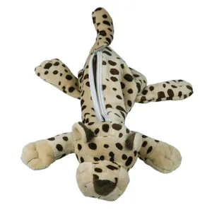 Draufsicht auf ein plüschiges Federmäppchen im Leopard-Design mit weichem Stoff und Reißverschluss