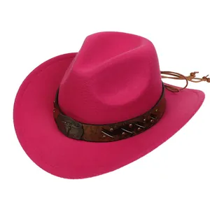 Dettaglio cappello cowboy in feltro rosa con fascia in pelle e fibbia a testa di bue