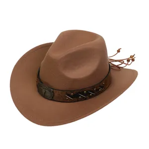 Dettaglio cappello cowboy in lana cammello con fibbia in metallo a testa di toro e borchie
