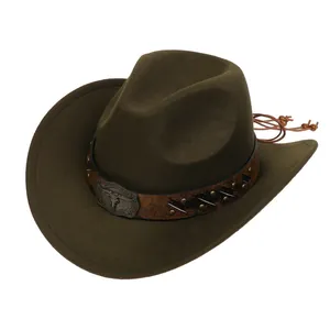 Dettaglio cappello cowboy in feltro verde oliva con fibbia a toro e cinturini in cuoio