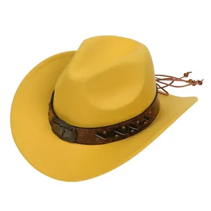 Dettaglio del cappello da cowboy giallo in feltro con cinturino in pelle e fibbia a toro