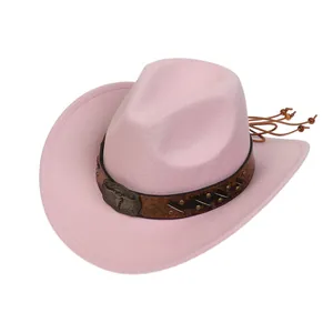 Dettaglio cappello cowboy in feltro rosa con fibbia a testa di toro e borchie