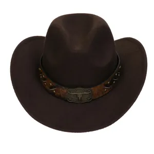 Cappello da cowboy marron scuro in feltro con fibbia a testa di toro e borchie metalliche