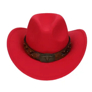Cappello da cowboy rosso in feltro con fibbia metallica a bufalo e cinturino in pelle