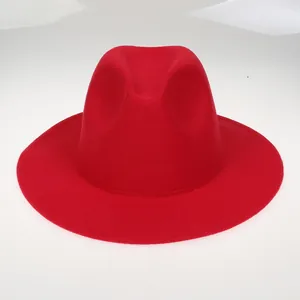 Nahaufnahme des leuchtend roten Fedora-Hutes aus Wollfilz mit breiter Krempe