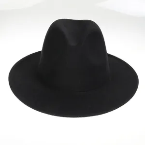 Detailansicht der hochwertigen matten Filzstruktur dieses schwarzen Fedora-Hutes mit breiter Krempe