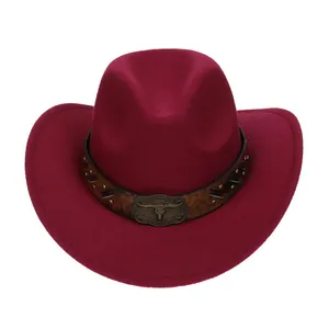 Cappello da cowboy western in feltro bordeaux con cinturino in pelle e teschio di toro