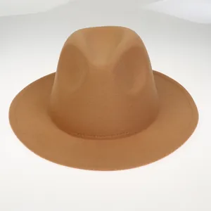 Draufsicht auf den klassischen Fedora-Hut aus Wolle in Kamel mit feinen Nahtdetails