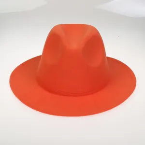 Detail eines orangefarbenen Wollfilzhutes mit strukturierter Krone und feinen Nähten