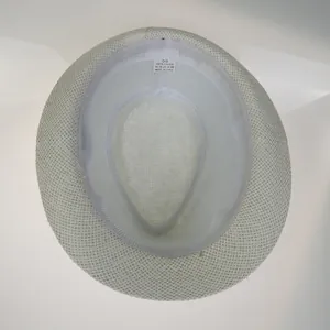 Vue détaillée de la bande de propreté intérieure et de l'étiquette 100% papier du chapeau