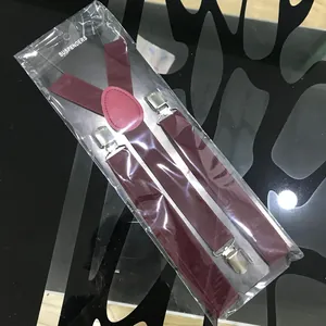 Dettaglio di bretelle elastiche bordeaux a forma di Y con clip metalliche argento