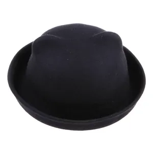 Détail d'un chapeau en feutre de laine noir avec oreilles de chat et bord arrondi uni