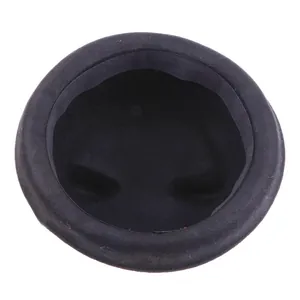 Vue de dessus détaillée du chapeau rond en feutre noir avec texture lisse et doublure interne