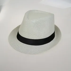 Chapeau fedora en paille blanche classique avec ruban satin noir contre le soleil