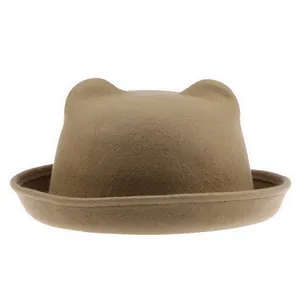Détail de la texture du chapeau en feutre kaki avec oreilles d'animaux 3D