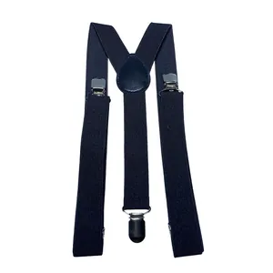 Dettaglio di bretelle nere elasticizzate a Y con clip in metallo e inserto in pelle