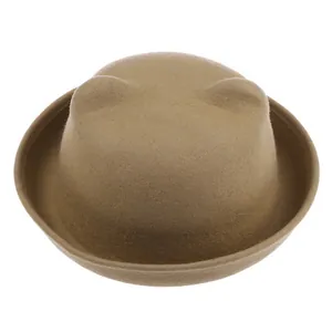 Détail du chapeau melon en feutre de laine camel avec des oreilles de chat mignonnes