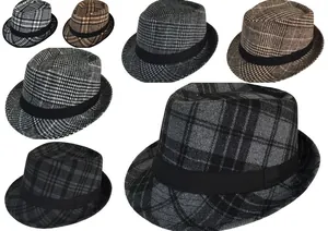 Dettaglio di vari cappelli fedora a quadretti con eleganti nastri neri in tessuto