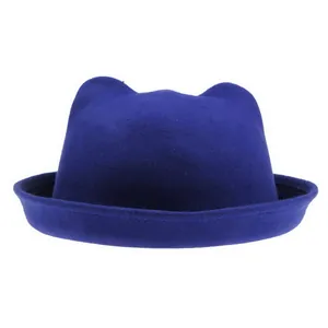 Détail d'un chapeau en feutre de laine bleu roi avec oreilles de chat 3D mignonnes