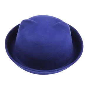 Détail du chapeau melon en feutre bleu marine avec oreilles de chat mignonnes