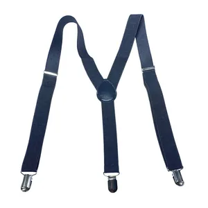 Dettaglio di bretelle elastiche a Y blu navy con clip metalliche e giunto in pelle scura