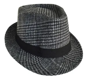 Dettaglio cappello fedora vintage con motivo a quadri neri e grigi e nastro in gros-grain