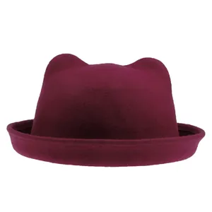 Détail d'un chapeau melon bordeaux avec oreilles de chat en feutre de laine d'hiver