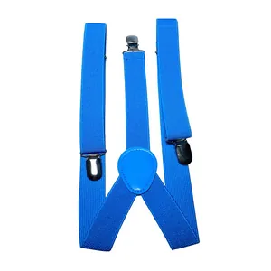 Dettaglio di bretelle elastiche blu a Y con clip in metallo e toppa in finta pelle