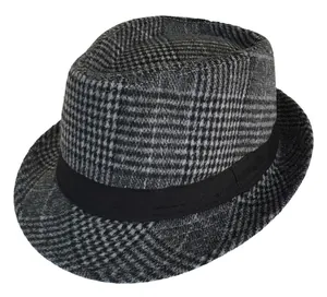 Dettaglio di cappello fedora vintage britannico con trama pied-de-poule nera e grigia