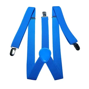 Dettaglio di bretelle elastiche a Y blu reale con clip argentate e toppa in pelle