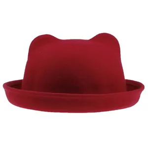 Chapeau melon mignon en feutre de laine bordeaux avec oreilles de chat pour l'hiver