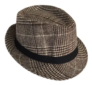 Dettaglio del cappello fedora a quadri in misto lana con nastro nero decorativo