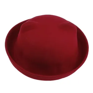 Détail d'un chapeau melon d'hiver rouge avec oreilles de chat mignonnes en feutre de laine