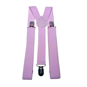 Dettaglio delle bretelle elastiche rosa a Y con clip in metallo argento lucido
