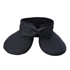 Detail eines schwarzen Stroh-Visors mit Webstruktur und dekorativer Schleife hinten