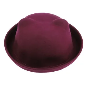 Détail d'un chapeau melon bordeaux en laine avec oreilles de chat et bord arrondi
