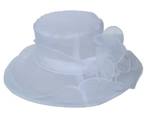 Detail van witte organza zonnehoed met elegante gelaagde mesh bloemdecoratie