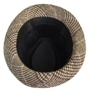 Vista dettagliata della fascia interna e della trama scozzese vintage di questo cappello jazz