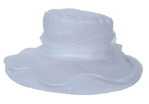 Detail van witte organza zonnehoed met elegante strik en brede rand voor dames