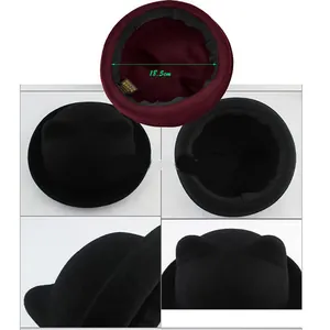 Détail du chapeau en laine avec oreilles de chat montrant la structure et la taille