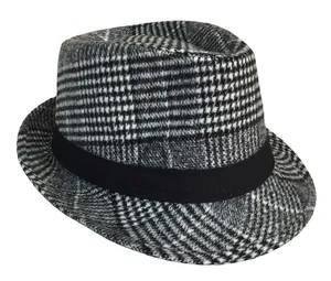 Dettaglio cappello fedora classico pied-de-poule bianco e nero con elegante nastro decorativo