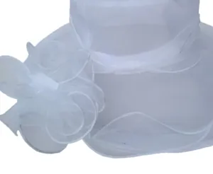 Gedetailleerde close-up van een elegante witte organza zonnehoed met een grote sierbloem