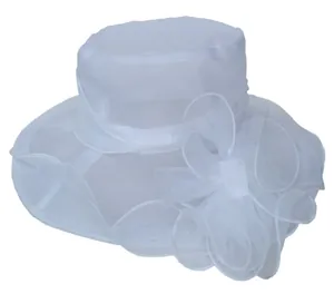 Detail van elegante witte organza zonnehoed met grote bloem en strik decoratie