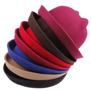 Empilement de chapeaux melon en feutre de laine avec oreilles de chat en six couleurs
